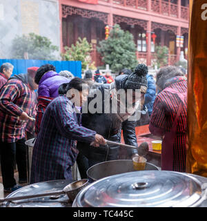 Jedes Jahr an der Laba Festival, die Bürgerinnen und Bürger in Nanjing zu den Pilu Tempel zum Trinken kommen Laba porridge kostenlos von den Mönchen freigegeben. Ich kam zu dem Pilu Tempel am frühen Morgen. Die Bürger der Pilu Tempel kommen Brei zu trinken haben sich lange Warteschlangen gesäumt. Es gibt mehr als 30 Zutaten für Laba porridge im Pilu Tempel, der sehr lecker ist. Es ist wirklich der Duft von 10.000 Laba porridge schwebend zwischen Himmel und Erde. Stockfoto