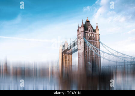 Die Tower Bridge, eine der berühmten Londoner Brücken und einer von vielen muss - siehe Sehenswürdigkeiten in London. Blurry Geschwindigkeit Wirkung einer schnelllebigen Environ vorschlagen Stockfoto