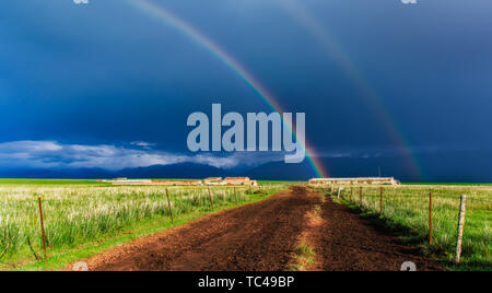 Double Rainbow von Zhaosu Prairie, Xinjiang Stockfoto