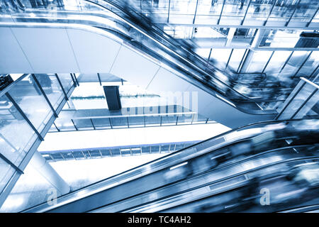elegante Rolltreppe in modernen Shopping-mall Stockfoto