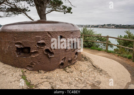 Weltkrieg 2 Metall Bunker mit zahlreichen Schäden durch Angriffe verursacht, La Cité d'Alet (oder Aleth), Saint Malo, Bretagne, Frankreich Stockfoto