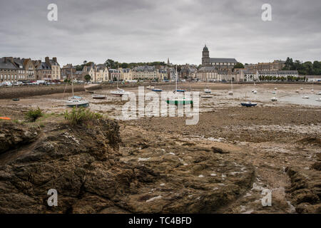 Église Sainte Croix de Saint Servan und Les Bas Sablons Strand, La Cité d'Alet (oder Aleth), Saint Malo, Bretagne, Frankreich Stockfoto