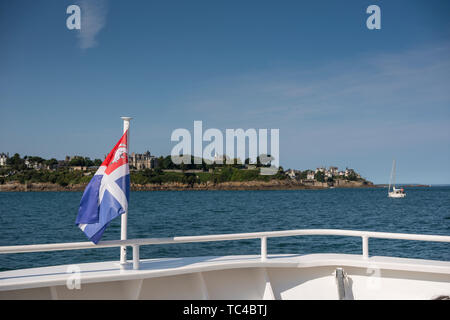 Ein Fluss mit der Fähre, die von der Compagnie Corsaire, nähert sich Dinard, Bretagne, Frankreich Stockfoto