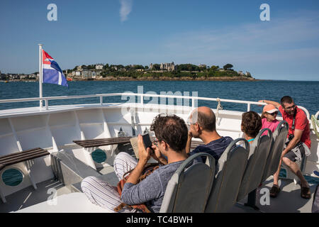 Passagiere auf dem Fluss mit der Fähre, die von der Compagnie Corsaire, Richtung Dinard, Bretagne, Frankreich Stockfoto