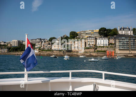 Ein Fluss mit der Fähre, die von der Compagnie Corsaire, nähert sich Dinard, Bretagne, Frankreich Stockfoto