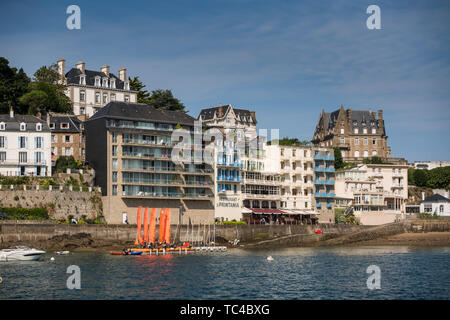 Blick auf den Fluss mit der Fähre von Dinard, Bretagne, Frankreich Stockfoto