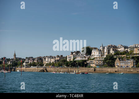 Blick auf den Fluss mit der Fähre von Dinard, Bretagne, Frankreich Stockfoto