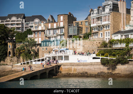 Blick auf den Fluss mit der Fähre von Dinard, Bretagne, Frankreich Stockfoto