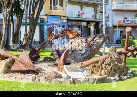 Blanes, Spanien - 31. Mai, 2018: Monument mit Ankern auf die Matrosen. Denkmalschutz, skulpturalen Komposition. Architektur der Spanischen beach resort Blanes im Sommer. Costa Brava, Katalonien Stockfoto