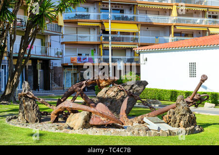 Blanes, Spanien - 31. Mai, 2018: Monument mit Ankern auf die Matrosen. Denkmalschutz, skulpturalen Komposition. Architektur der Spanischen beach resort Blanes im Sommer. Costa Brava, Katalonien Stockfoto