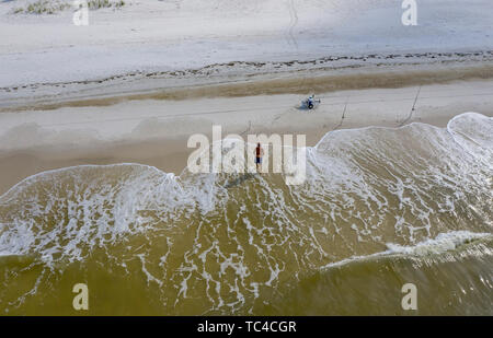 Mexiko Strand, Florida - ein Mann Fische in die Brandung des Golf von Mexiko. Stockfoto