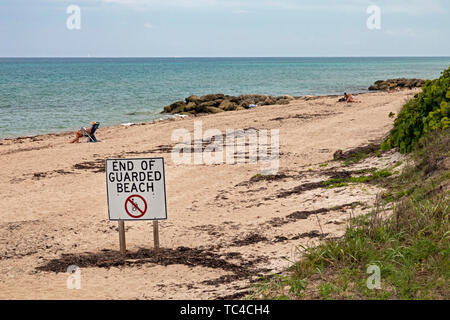 West Palm Beach, Florida - ein Schild warnt, dass keine Rettungsschwimmer über ein Zeichen auf den Strand entlang des Atlantischen Ozeans zur Verfügung gestellt werden. Stockfoto