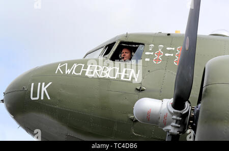 Flight Lieutenant Paul Wise sitzt am Steuer eines C 47 Dakota, wie das, was während des D-Day Invasion flog, in Le Havre Airport in Frankreich, die sich anschickt, an einem Fallschirm drop der Invasion zu vor 75 Jahren. Stockfoto