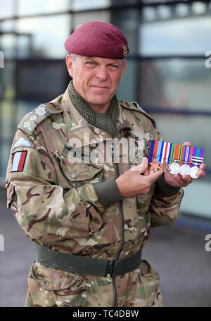 Colonel Andrew Jackson, Stellvertretender Kommandeur 16 Air Assault Brigade, hält die Medaillen von seiner Frau Kate's Großonkel Lieutenant Richard Preis, der als Teil der D-Day Invasion Fallschirm erworben. Oberst Jackson ist die Teilnahme an einem Fallschirm drop der Invasion zu markieren vor 75 Jahren. Stockfoto