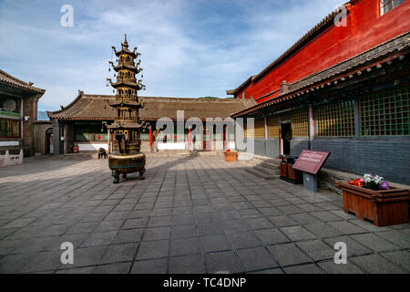 Die Oberseite des Bodhisattva ist auf den Geist Vulture Peak von taihuai Stadt, Berg Wutai, Provinz Shanxi. Der Tempel als Ganzes ist leuchtend und farbenfroh. Es ist ein Palast, der beim nachfolgenden Kaiser Wutai Berge angebetet. Es hat typische royal Merkmale. Es ist die größte Lama Kloster in Wutai Berg. Es ist auch eine nationale key Kloster des Buddhismus in der Han Nationalität Bereich vom Staatsrat bestimmt. Stockfoto