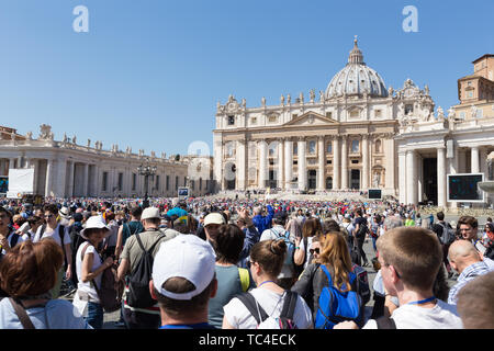 Blick auf St. Peters Basilika von St. Peter's Square in Vatikanstadt, Vatikanische. Stockfoto