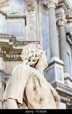 Closeup Fotografie der antiken Statue auf barocke Kathedrale von Catania, Sizilien, Italien. Der Dom ist unscharf im Hintergrund. Marmor Skulptur. Stockfoto