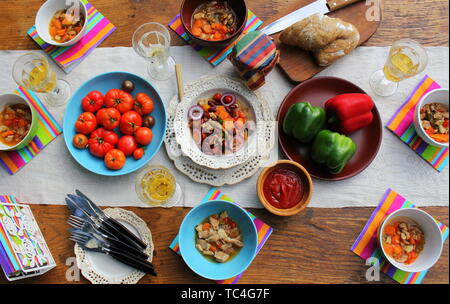 Familie Abendessen Gerichte Gerichte mit Glas Wein auf Holztisch. Tisch. eine Vielzahl von Snacks, festlich. Stockfoto