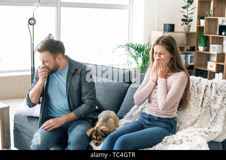 Paar Leiden aus pet-Allergie zu Hause Stockfoto