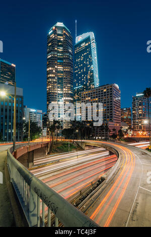 Los Angeles Skyline Stadtbild Blick auf den 110 Freeway in der Nacht, in der Innenstadt von Los Angeles, Kalifornien Stockfoto