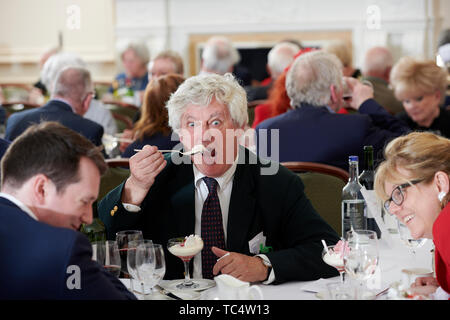 James Hughes-Onslow in den Oldie literarische Mittagessen 04.06.19; Stockfoto