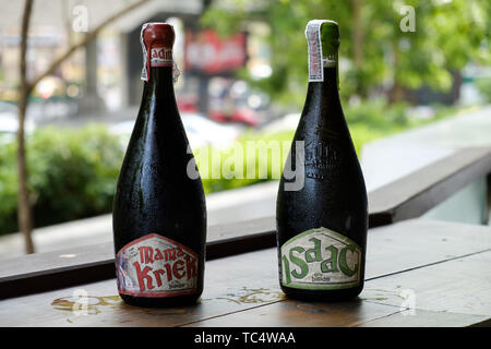 Nahaufnahme der handwerklichen italienische Handwerk Bier bootle Bier Bier im Freien degustation baladin grüner Hintergrund Getränke Stockfoto