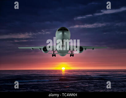 Der Night Flight. Flugzeug über dem Meer Stockfoto