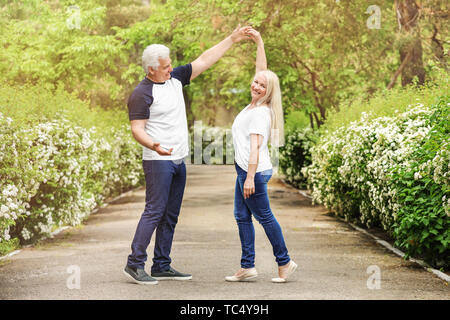 Portrait von Happy reifes Paar tanzen im Park Stockfoto