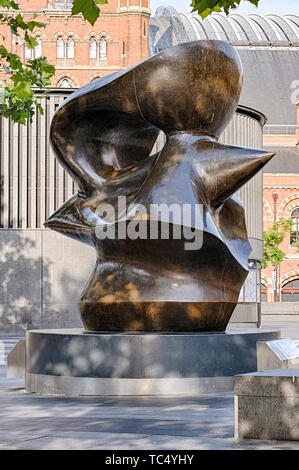 Henry Moore Skulptur auf der Piazza vor der Kings Cross Station in London, England mit großem Spindel Stück auf 5 Jahr Darlehen. Stockfoto