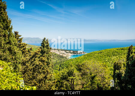 Blick von der Stadt Labin zu Bay an der Adria mit Stadt Rabac in Istrien, Kroatien, Insel Cres am Horizont Stockfoto