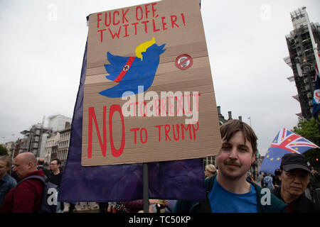 Proteste gegen den Staatsbesuch von US-Präsident Donald Trump am 4. Juni 2019 in London, Vereinigtes Königreich. Veranstalter Gemeinsam gegen Trump, ist eine Zusammenarbeit zwischen dem Anschlag Trump Koalition und bis zu Trumpf stehen, haben einen Karneval der Widerstand organisiert, eine nationale Demonstration gegen Präsident des Trump Politik und Politik bei seinem offiziellen Besuch zu protestieren. Stockfoto