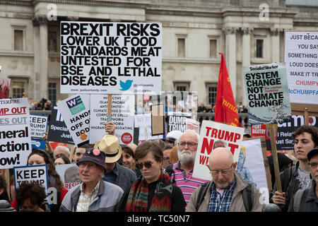 Proteste gegen den Staatsbesuch von US-Präsident Donald Trump am 4. Juni 2019 in London, Vereinigtes Königreich. Veranstalter Gemeinsam gegen Trump, ist eine Zusammenarbeit zwischen dem Anschlag Trump Koalition und bis zu Trumpf stehen, haben einen Karneval der Widerstand organisiert, eine nationale Demonstration gegen Präsident des Trump Politik und Politik bei seinem offiziellen Besuch zu protestieren. Stockfoto