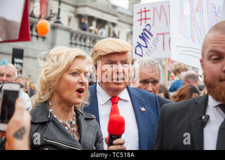 LONDON, Großbritannien - 4. Juni 2019: Donald Trump Doppelgänger in Trafalgar Square während einer politischen Protest Stockfoto