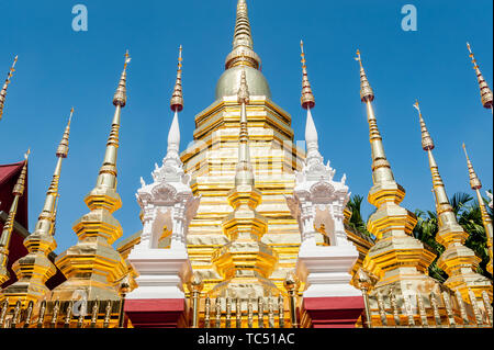 Ein Schuss mit Blick auf das detailreiche Golddesign des schönen thailändischen Tempels Wat Phantao in Chiang Mai Thailand. Stockfoto