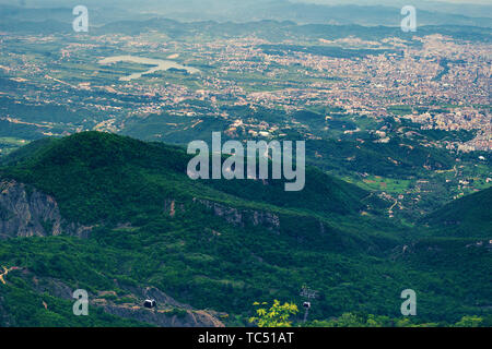 Luftaufnahme von Tirana, der Hauptstadt Albaniens zum nächsten Berg Dajti Stockfoto