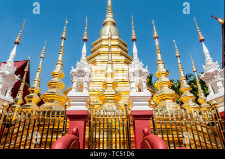 Ein Schuss mit Blick auf das detailreiche Golddesign des schönen thailändischen Tempels Wat Phantao in Chiang Mai Thailand. Stockfoto