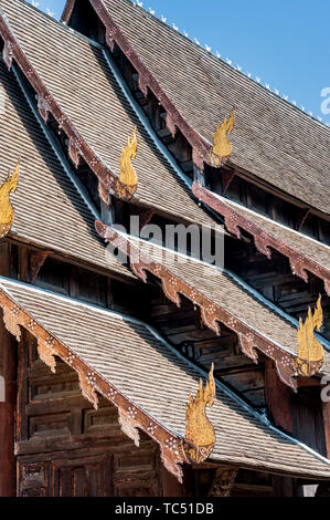 Ein Schuss vom verzierten Dach des Wat Phantao in Chiang Mai Thailand. Stockfoto