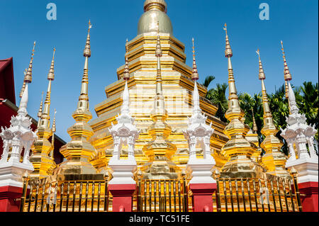 Ein Schuss mit Blick auf das detailreiche Golddesign des schönen thailändischen Tempels Wat Phantao in Chiang Mai Thailand. Stockfoto