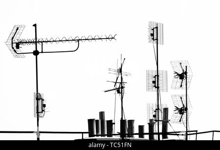 Fernsehen Antennen und Leitungen auf dem Dach Stockfoto