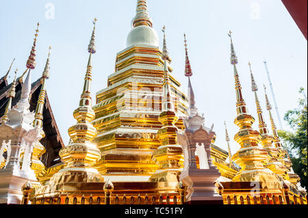 Ein Schuss mit Blick auf das detailreiche Golddesign des schönen thailändischen Tempels Wat Phantao in Chiang Mai Thailand. Stockfoto