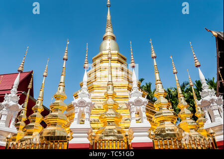 Ein Schuss mit Blick auf das detailreiche Golddesign des schönen thailändischen Tempels Wat Phantao in Chiang Mai Thailand. Stockfoto