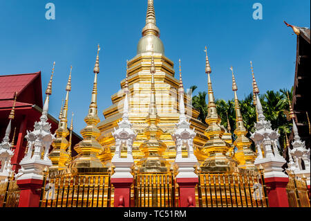 Ein Schuss mit Blick auf das detailreiche Golddesign des schönen thailändischen Tempels Wat Phantao in Chiang Mai Thailand. Stockfoto