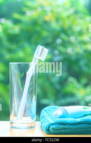 Zahnbürsten Zahnpasta, Gläser, Handtücher, Nudel waschen Milch und andere Pflegeprodukte Stockfoto