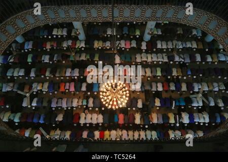 Bangladeshi muslimische Gläubige nehmen an Eid-ul-Fitr das Gebet an die Nationale Moschee Baitul Mukarram in Dhaka. Muslime auf der ganzen Welt feiern Eid-ul-Fitr Festival mit ihren Familien und Freunden am Ende des heiligen Fastenmonats Ramadan. Stockfoto