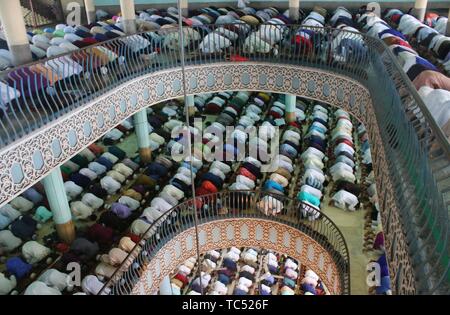 Bangladeshi muslimische Gläubige nehmen an Eid-ul-Fitr das Gebet an die Nationale Moschee Baitul Mukarram in Dhaka. Muslime auf der ganzen Welt feiern Eid-ul-Fitr Festival mit ihren Familien und Freunden am Ende des heiligen Fastenmonats Ramadan. Stockfoto