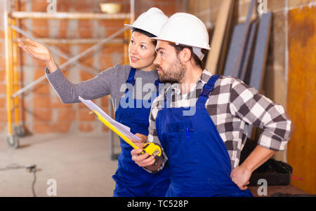 Arbeitnehmer Mann und Frau diskutieren Bau plan Stockfoto