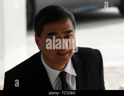 Ehemaliger Demokrat Parteichef Abhisit Vejjajiva kommt dem Parlament zur neuen Premierminister Thailands Minister stimmen, bei TOT Plc' Auditorium in Bangkok. Stockfoto