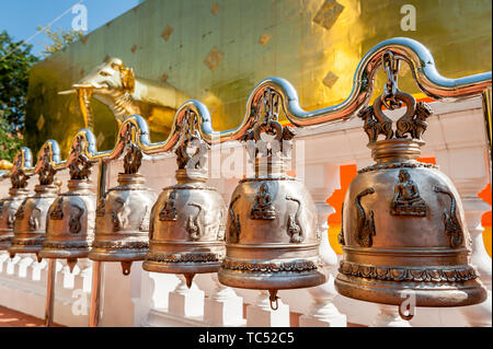 Glocken im Wat Phra Singh Woramahavikarn buddhistischen Tempel Chiang Mai Thailand. Stockfoto