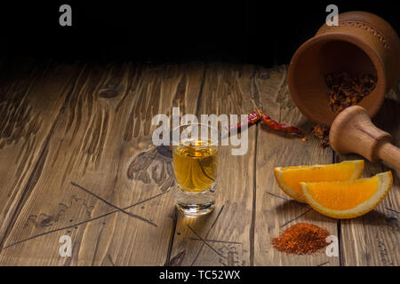 Mezcal mexikanische Getränk mit Orangenscheiben und Wurm in Oaxaca Mexiko Stockfoto