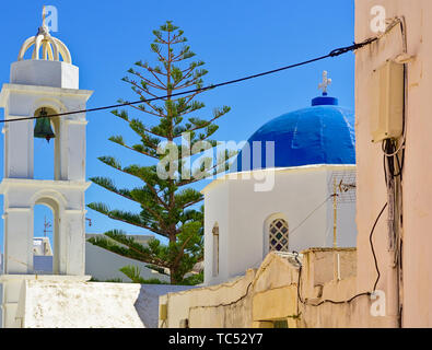 Schönen typischen Kykladen weiße Kapelle mit Blue Dome, Glockenturm und Kiefer, Insel Tinos, Griechenland. Stockfoto